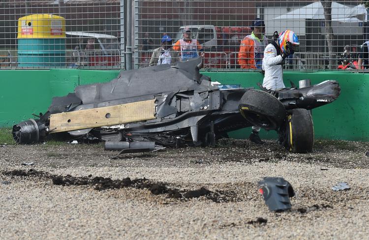 Knust. En uskadt Fernando Alonso kan kravle uskadt ud af den smadrede McLaren-racer. 