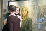 Knus. Helle Thorning-Schmidt omfavner kunstneren bag portrættet, Jonathan Yeo. Maleriet hænger nu på Nationalhistorisk Museum på Fredensborg i Hillerød 
