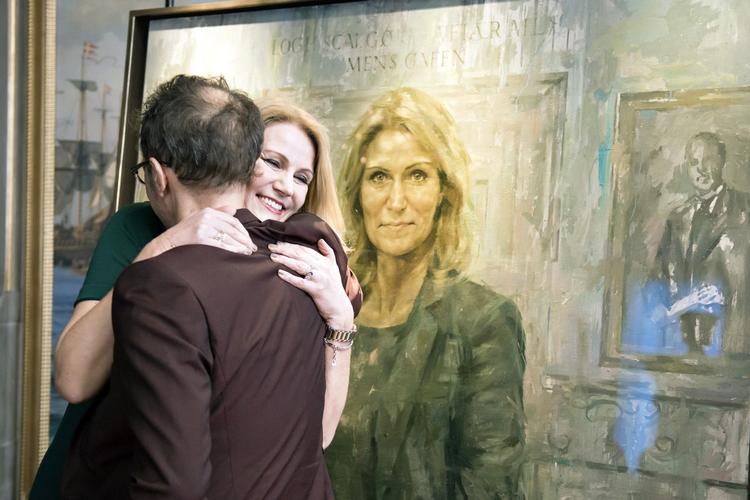 Knus. Helle Thorning-Schmidt omfavner kunstneren bag portrættet, Jonathan Yeo. Maleriet hænger nu på Nationalhistorisk Museum på Fredensborg i Hillerød 