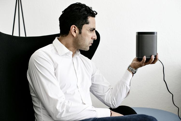 Danmark. Først annoncerede Manu Sareen sit comeback i dansk politik. Nu skifter han parti. 