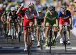 hjælp. Arnaud Demare (forrest i grønt) er beskyldt for snyd. Men juryen har intet set. 