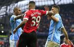 0-1. Manchester Uniteds Marcus Rashford (midt) i klammeri med Manchester Citys forsvarere. Den unge angriber blev matchvinder i opgøret. 