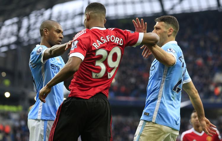 0-1. Manchester Uniteds Marcus Rashford (midt) i klammeri med Manchester Citys forsvarere. Den unge angriber blev matchvinder i opgøret. 