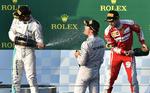 bejler. De to Mercedes-kørere endte som ventet i top i Melbourne. Men Ferraris Sebastian Vettel (th) fik del i champagne-sprøjterierne. 