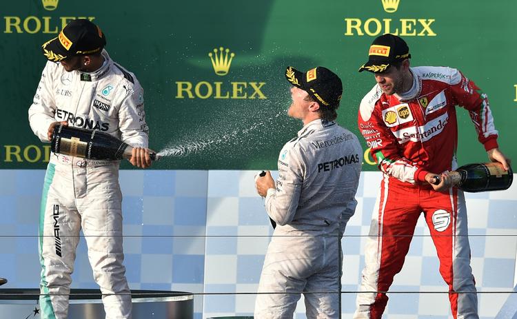 bejler. De to Mercedes-kørere endte som ventet i top i Melbourne. Men Ferraris Sebastian Vettel (th) fik del i champagne-sprøjterierne. 