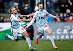 FANTASTISK. Mikkel Hedegaard kom indtil sin anden kamp og fyrede et kanonskud til sejrsmålet af. Anfører Pierre Kanstrup (tv.) jubler med. 