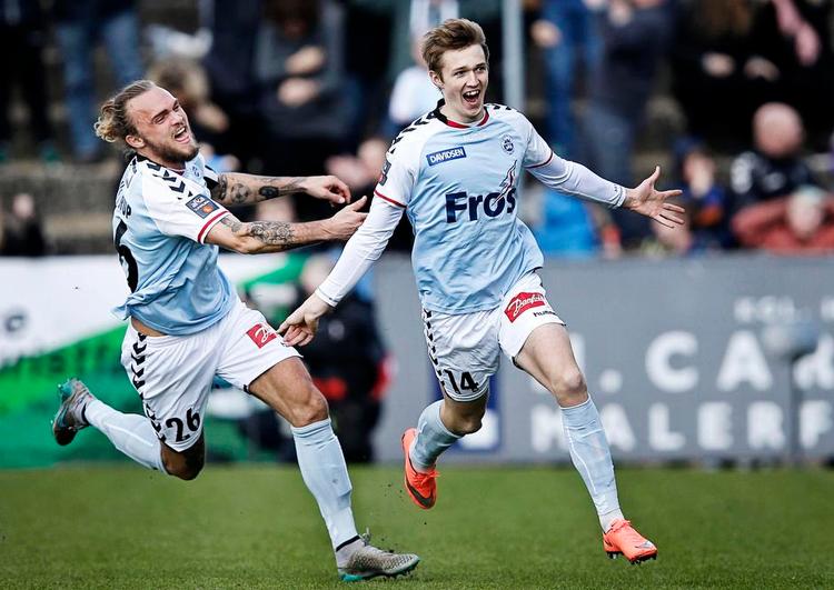FANTASTISK. Mikkel Hedegaard kom indtil sin anden kamp og fyrede et kanonskud til sejrsmålet af. Anfører Pierre Kanstrup (tv.) jubler med. 