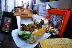Streetfood. Her er det grillet kød fra Fuego Street Food, der er en af de ni vogne i nomademarkedet. 