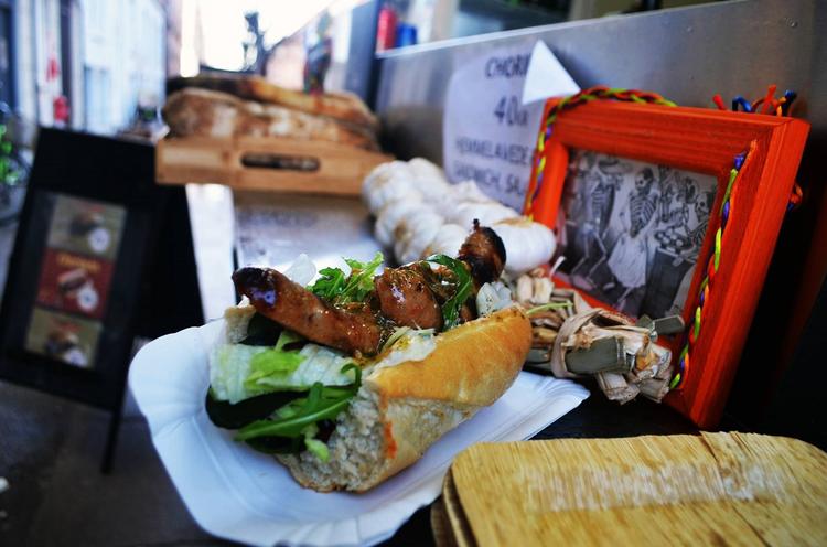 Streetfood. Her er det grillet kød fra Fuego Street Food, der er en af de ni vogne i nomademarkedet. 
