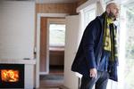 Sommerhuskøb. 36-årige Sune Gamst synes at sommerhuset er lidt for færdigt til deres smag og får svært ved at sætte deres eget præg på det. Så parret bliver ikke de nye ejere af Strandvads-Åsen 26. 