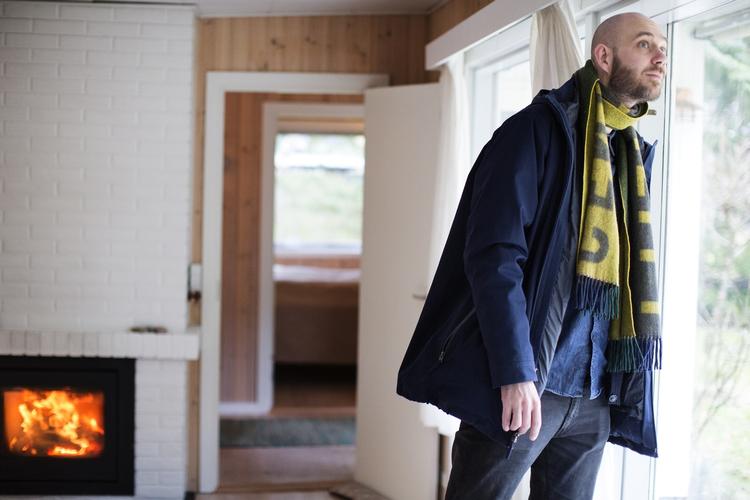 Sommerhuskøb. 36-årige Sune Gamst synes at sommerhuset er lidt for færdigt til deres smag og får svært ved at sætte deres eget præg på det. Så parret bliver ikke de nye ejere af Strandvads-Åsen 26. 