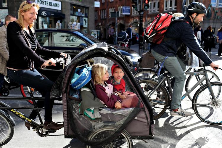 Hjelmløs. Mange forældre er ikke selv vokset op med at bruge hjelm og gør det derfor heller ikke som voksne. Det vil en ny kampagne fra Sikker Trafik forsøge at ændre på. 