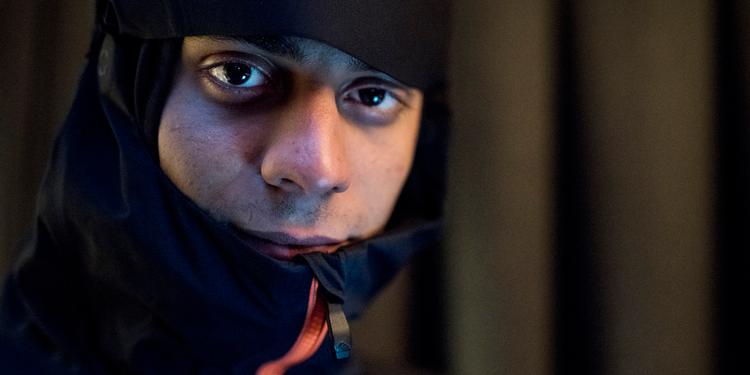 Udsat. Yahya Hassan har undsagt i sig PET's beskyttelse, men er efter eget udsagn voldsomt truet af medlemmer af Aarhus' bandemiljø. I aftes skød han en 17-årig i foden under et opgør i Aarhus Vest. 