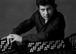 Orkanspil. Den serbiske akkordeonspiller Lelo Nika fik  fyret arpeggios af til et helt års forbrug med sit udmattende orkanspil, da han spillede på Jazzhus Montmartre. 
