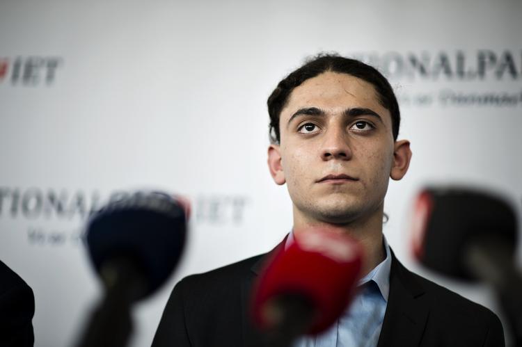 Profil. Yahya Hassan, da han sidste år stod frem som folketingskandidat for Nationalpartiet. Siden forlod han partiet, men offentligheden har trods alt ikke været uden nyheder eller opdateringer fra digterens liv. 