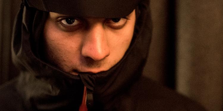 Fængslet. Digteren Yahya Hassan er ved et grundlovsforhør i Aarhus Byret blevet varetægtsfængslet i fire uger efter angiveligt at have skudt en 17-årig mand. 