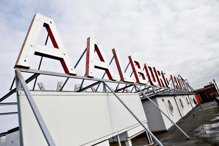 Visionen. Hvor De Danske Spritfabrikker producerede indtil sidste år, ser Martin Ole NIelsen kæmpe muligheder. En kunst- og kulturbydel med art center, skulpturhave, museum og oplevelsescenter for sprit- og chokoladeproduktion, hotel, restauranter, Bjarke Ingels-boliger ved havnefronten, stort møbelcenter og meget gerne Aalborg Teater med om bord. Og så Tomás Saracenos labyrint af skyer som den uomgængelige attraktion. Foto: Cathrine Ertmann 