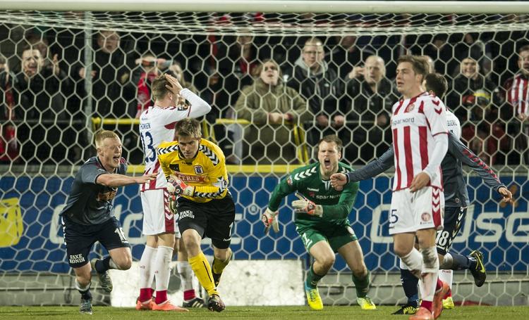 Målhelt. I kampens overtid udlignede AGF-målmand Steffen Rasmussen til 2-2 mod AaB i en sjældent dramatisk afslutning. Foto: René Schütze/Polfoto 