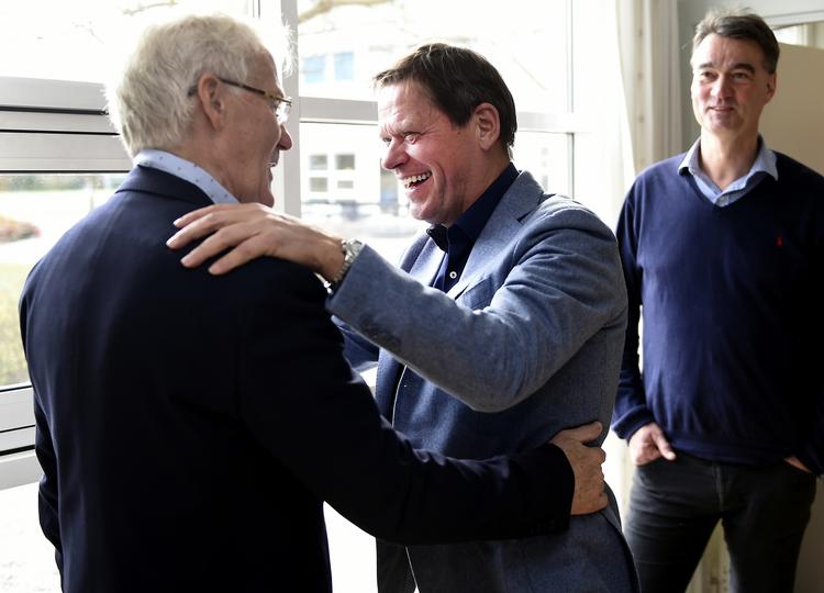 Hyldest. Frank Arnesen hilste på Morten Olsen, da den tidligere landstræner holdt afskedreception. 