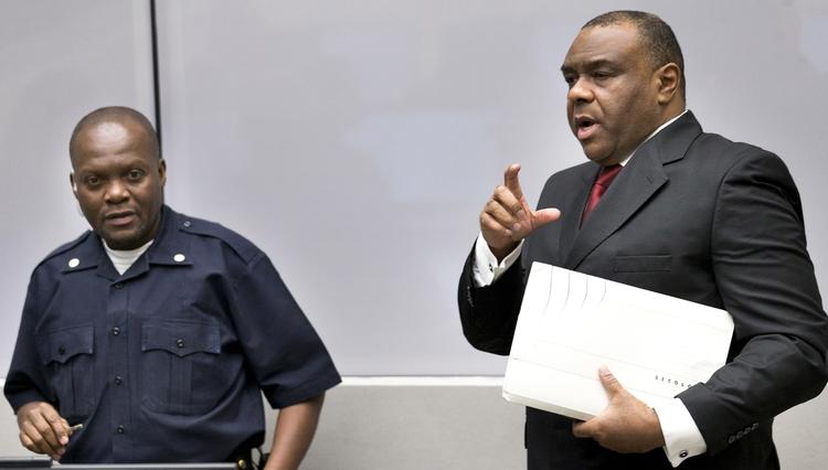 dømt. Jean-Pierre Bemba (t.h.) ved Den Internationale Straffedomstol (ICC) i Haag i dag. 