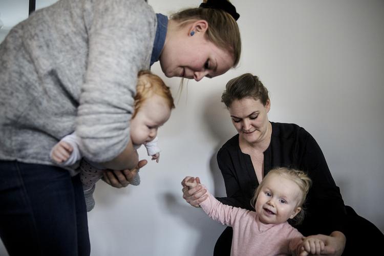 Tryghed. »Du skal selvfølgelig ikke føde hjemme for enhver pris. Du skal føde der hvor du er mest tryg«, understreger Nanna Heidemann(tv). Hun er jordemoderstuderende og har født Betty på to måneder i hjemmet - præcis som Julie Carøe(th) har født to årige Vega hjemme i stuen. En stigende tendens blandt jordemødre, der i stadig højere grad vælger hjemmefødslen over den gængse fødsel på hospitalet, som 98,4 procent af danskerne foretrækker. 