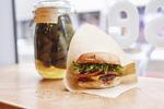 GREASE. Den populære burger fra Yoburger kan spises med én hånd. 
