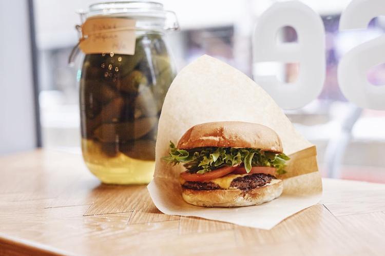 GREASE. Den populære burger fra Yoburger kan spises med én hånd. 
