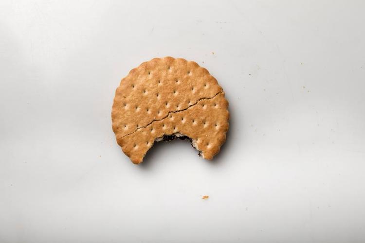Tørt. En sort mand fra Dortmund spiser mekanisk en hel rulle kiks med chokoladecreme uden at drikke en eneste dråbe. Jeg får en meget tør hoste, bare af at studere det. 