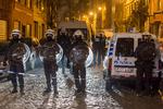 Arresteret. Over fire måneder efter terrorangrebene i Paris lykkedes det i fredags belgisk politi at pågribe den eneste overlevende af gerningsmændene, Salah Abdeslam. Han blev fanget under en stor og dramatisk politiaktion nær sit eget barndomshjem i Bruxelles-kommunen Molenbeek. 