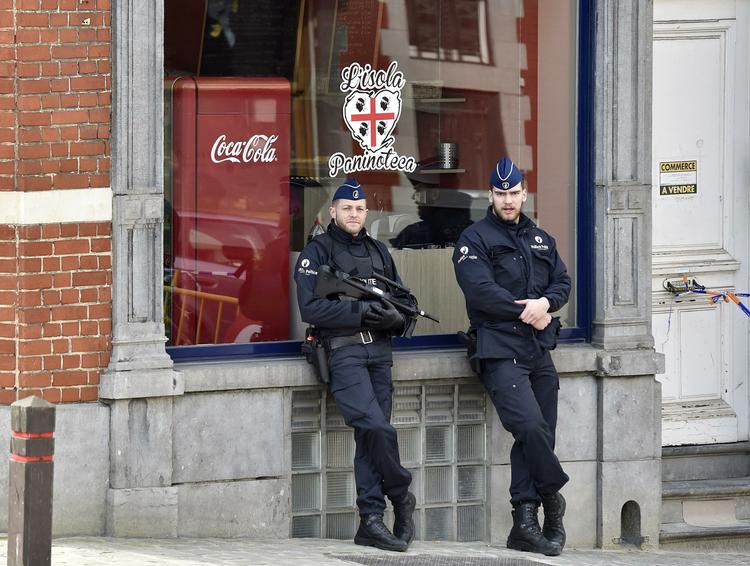 Udkig. Belgisk politi holder udkig i Bruxelles efter dagens terrorangreb.Foto. Martin Meissner/AP. 