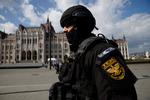 Et medlem af 'Counter Terrorism Centre' (TEK) patruljerer i området foran parlamentet i Budapest i Ungarn. 