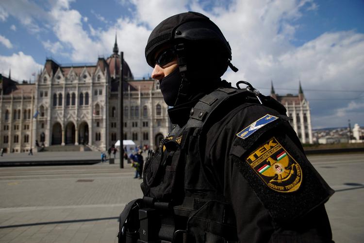 Et medlem af 'Counter Terrorism Centre' (TEK) patruljerer i området foran parlamentet i Budapest i Ungarn. 