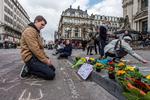 Sorg. Bruxelles indbyggere lagde blomster til minde om de mange omkomne og sårede efter tirsdagens to terrorangreb i den belgiske storby.Foto. Geert Vanden Wijngaert/AP 