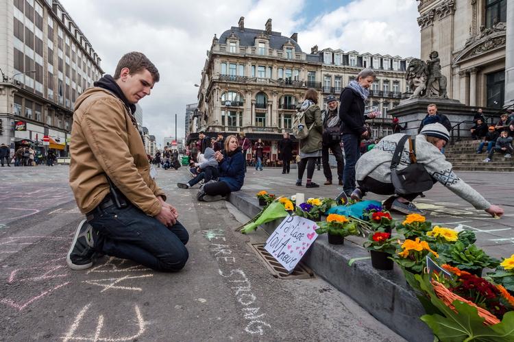 Sorg. Bruxelles indbyggere lagde blomster til minde om de mange omkomne og sårede efter tirsdagens to terrorangreb i den belgiske storby.Foto. Geert Vanden Wijngaert/AP 