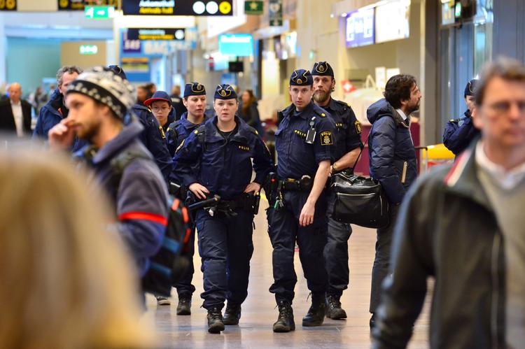 Svensk politi ses her i lufthavnen Arlanda udenfor Stockholm. 