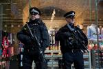 Britisk politi ved St. Pancras station i London. 