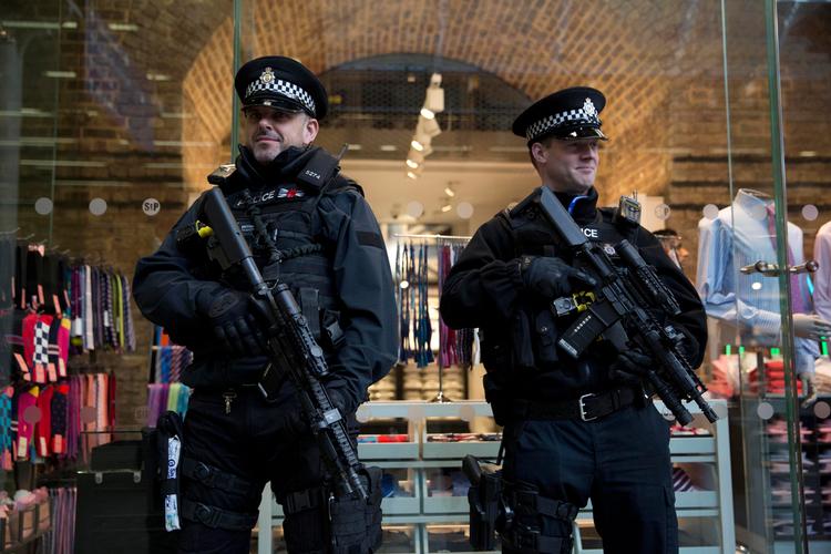 Britisk politi ved St. Pancras station i London. 
