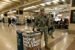 'New York Army National Guard' ses her på Grand Central Terminal i New York. 