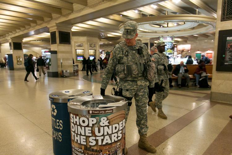 'New York Army National Guard' ses her på Grand Central Terminal i New York. 