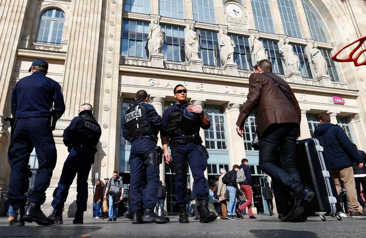 Fransk politi udenfor 'Gare du Nord'-togstationen i Paris. 
