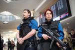 Her ses politiet i lufthavnen i Zurich i Schweiz. 