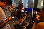 Nettet. Cubanere surfere på internettet foran et offentlig trådløs wifi hotspot i Havana. privat internet er ikke tilladt. 
