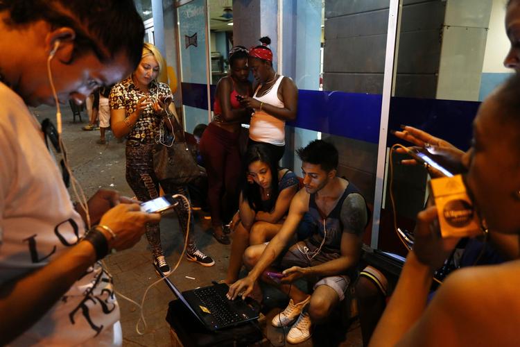 Nettet. Cubanere surfere på internettet foran et offentlig trådløs wifi hotspot i Havana. privat internet er ikke tilladt. 