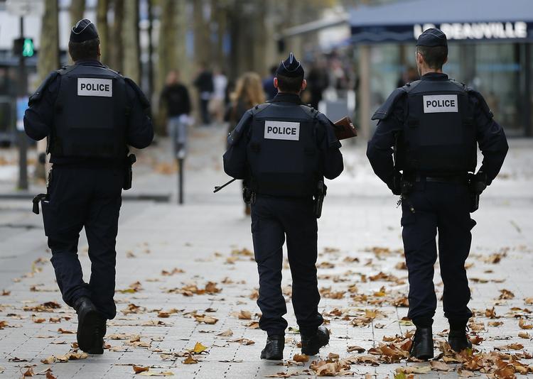 Paris. Ifølge franske efterretningskilder står Frankrig i første række for nye angreb. Ifølge dem bevæger omkring 800 potentielle og dødsensfarlige terrorister i 'sovende' celler, som vil være i stand til at gennemføre dødelige attentater, sig rundt i Europa. 
