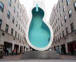 Tørlagt. Den pool, der er på vej foran Rockefeller Center, er - set fra en håbefuld badegæsts tilduggede dykkerbriller - dødssyg. Der er intet vand i bassinet. Og så er det vendt på højkant. 