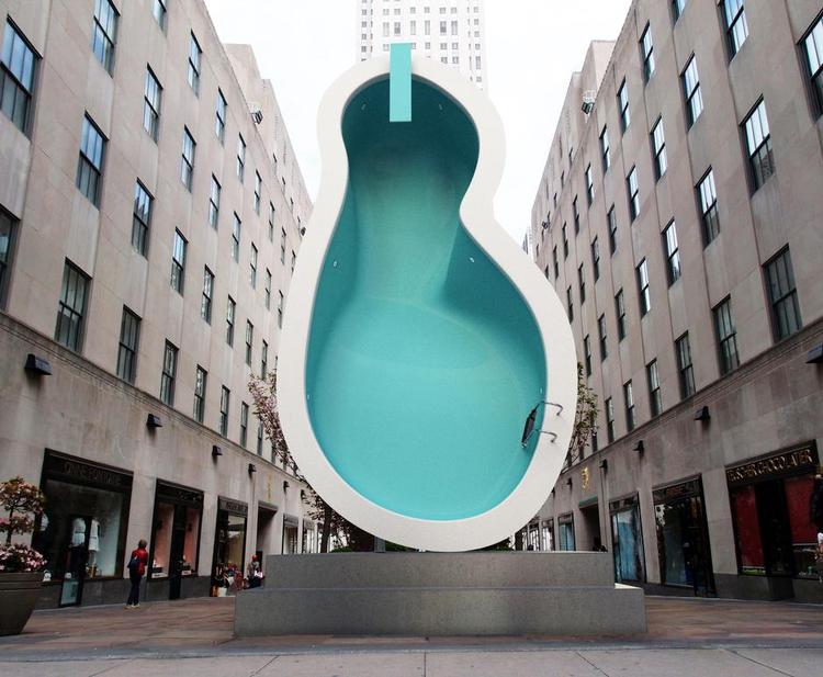 Tørlagt. Den pool, der er på vej foran Rockefeller Center, er - set fra en håbefuld badegæsts tilduggede dykkerbriller - dødssyg. Der er intet vand i bassinet. Og så er det vendt på højkant. 