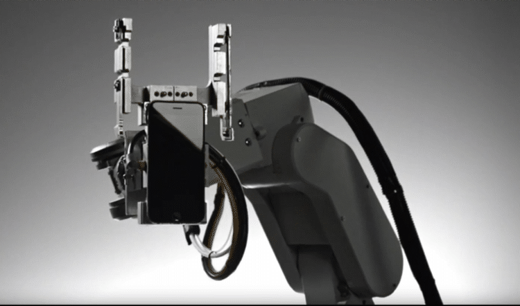 AFFALDSSORTERING. Robotten Liam (herover) er lavet til at splitte en iPhone ad, sådan at alle dens dele kan separeres ud og genbruges. Det er en del af Apples nye genbrugsstrategi, Apple Renew (Foto: Apple). 