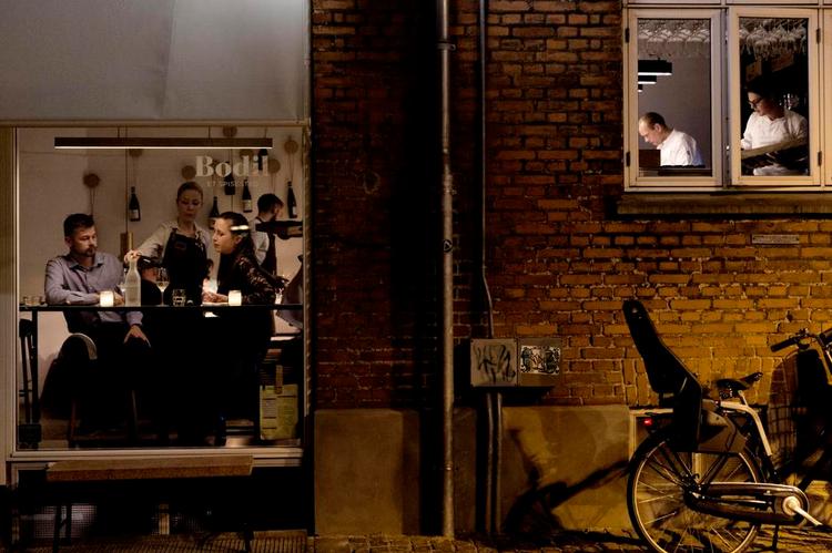 FORÅR. Som havde den altid været der, falder restaurant Bodil naturligt ind i Sønder Boulevards miljø, og kunderne var tilsyneladende lokale. 