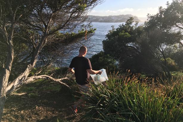 Bondi Beach er en af Sydneys mest berømte strande, som kun ligger cirka 7 kilometer fra centrum af byen. Det er også et af byens dyreste kvarterer, for udsigten over den brede og hvide sandstrand, er ikke billig. 