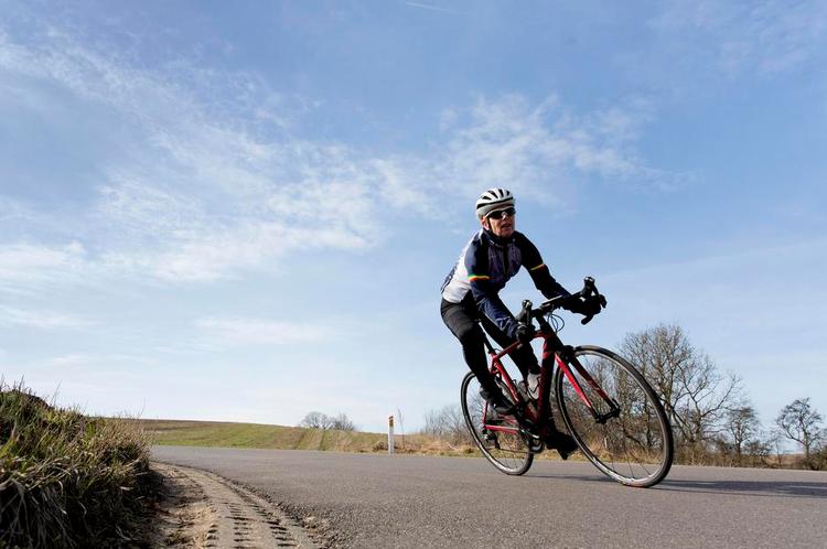 FØRERTRØJEN. Annette Liebst træner i bakkerne ved Tølløse og hjælper andre kvinder ind i cyklingens søsterskab i Roskilde. 